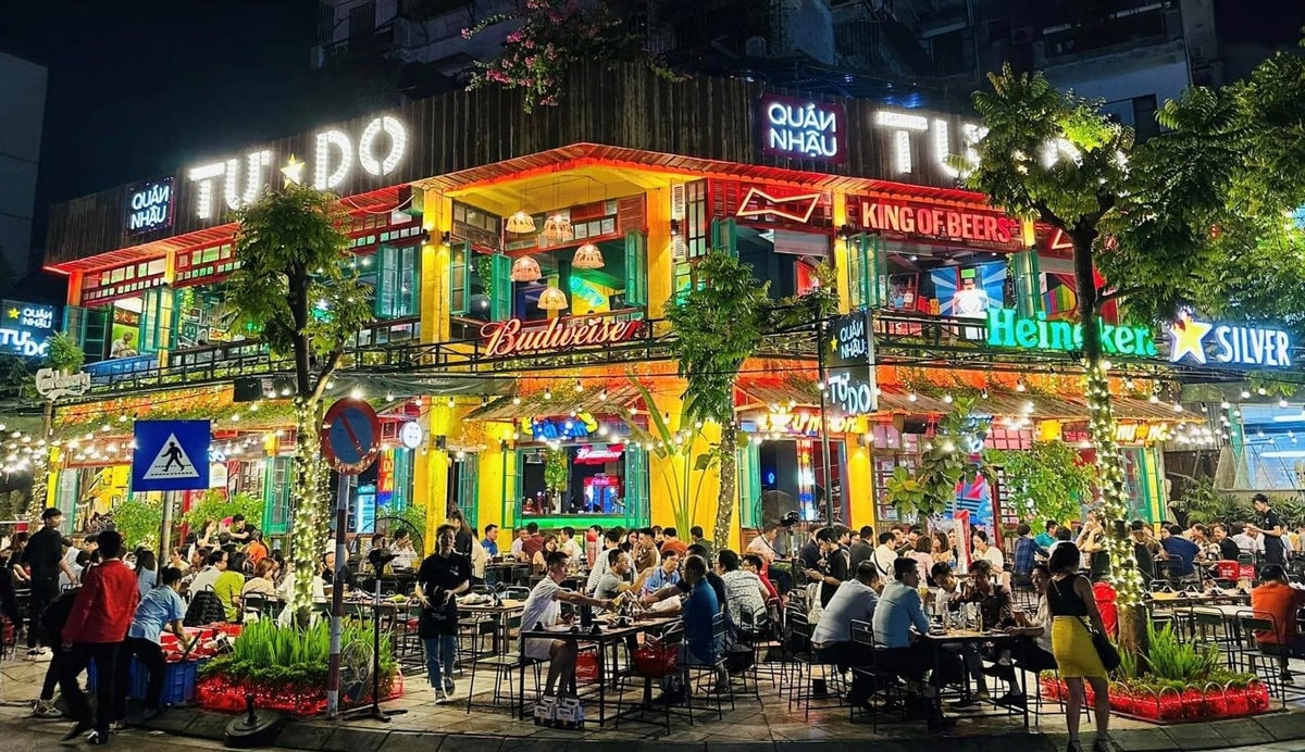 Traditional Vietnamese fresh bia hoi served on street-side plastic stools 
